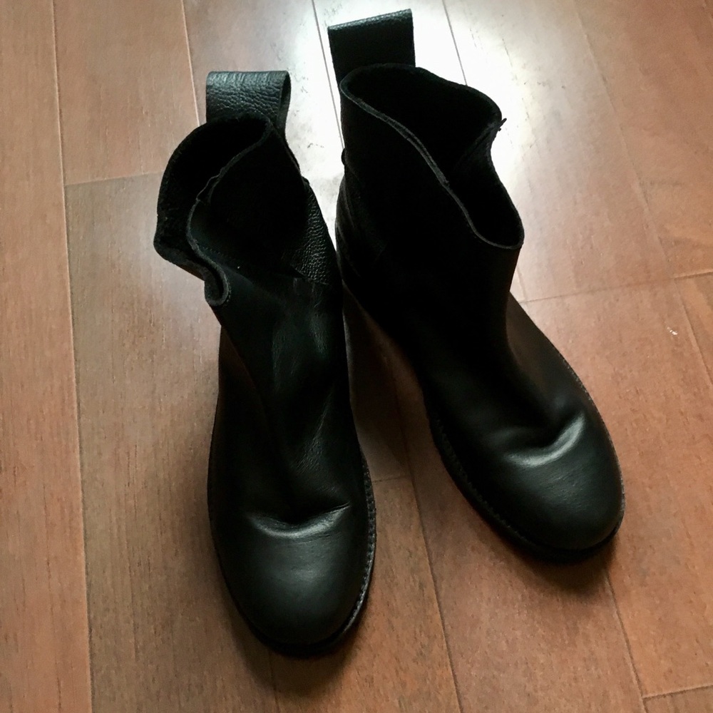Black leather Chelsea boot